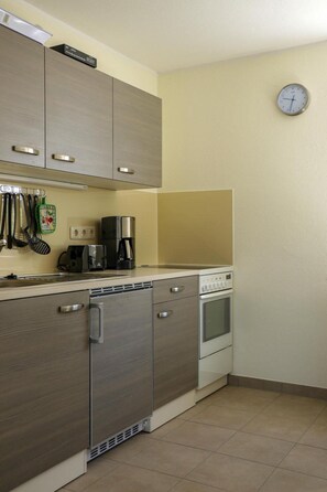 Apartamento | Cozinha privada | Chaleira elétrica, torradeira, cadeirão de bebê