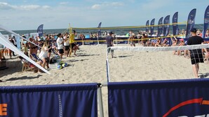 A beach volleyball game with spectators and players on the sand. - Bungalow in Dziwnow Near Baltic Sea (Dziwnów)