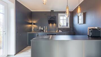 Ferienhaus | Eigene Küche | Wasserkocher mit Kaffee-/Teezubehör, Hochstuhl