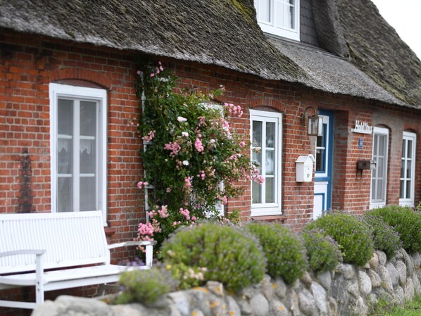 Exterior - Ferienwohnung im Reetdachhaus auf der Pellworm (Pellworm)