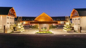 A hotel with a distinctive triangular entrance, multiple balconies, and a well-lit facade. - Golden Gramado Resort (Gramado)