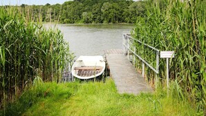 A boat docked at a wooden pier with a sign indicating a protected area. - Ferienwohnung, Zemitz (Zemitz)