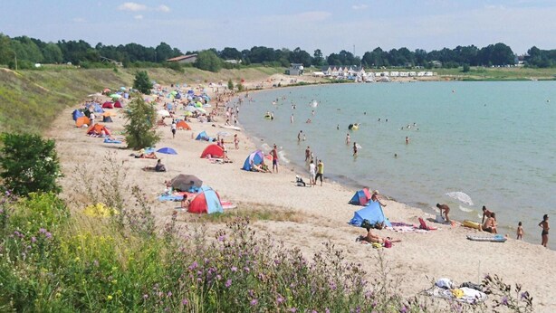 A beach with tents and people. - Ferienhaus am Partwitzer See, Elsterheide (Elsterheide)