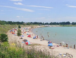 Ein Strand mit Zelten und Menschen.