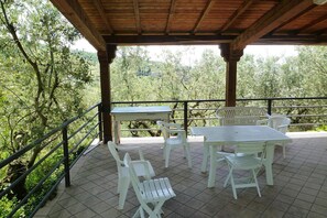 Apartment | Dining - Villa in Tuscany With Vineyard Views (Lamporecchio)
