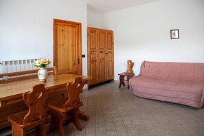 Apartment | Dining - Villa in Tuscany With Vineyard Views (Lamporecchio)