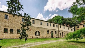 A stone building with multiple windows and a central courtyard. - Apartment in Santo Pietro Belvedere With Pool-formerly TUI Ferienhaus (Capannoli)