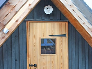 A wooden door with a window and a bell. - Angenehmes Ferienhaus in Monkebude (Monkebude)