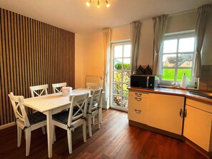 Maison | Cuisine privée | Bouilloire électrique, grille-pain, chaise haute