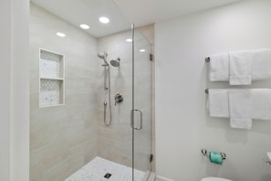 Douche, serviettes fournies