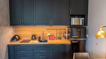 Apartment | Dapur peribadi | Cerek elektrik, pembakar roti, kerusi tinggi