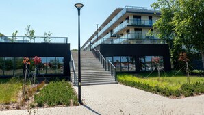 Moderni rakennus, jossa on lasijulkisivu, ulko-opas ja katulamppu.