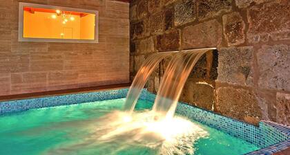 Villa With Pool and Beautiful Architecture