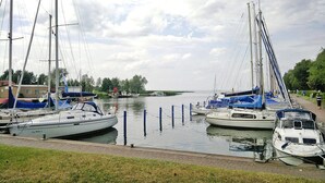 A marina with several sailboats docked along a canal. - Apartment Wiesenschein, Moenkebude (Monkebude)