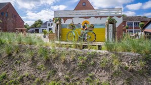 A colorful mural on a building with a bicycle parked in front. - Holiday Home in Tating (Tating)