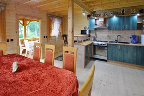 Talo | Yksityinen keittiö | Vedenkeitin, leivänpaahdin, syöttötuoli