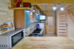 House | Private kitchen | Electric kettle, toaster, high chair - Wooden House by Ostrowieckie Lake With Beach (Malechowo)