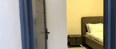 Luxe appartement, balkon, uitzicht op de stad | 1 slaapkamer, een bureau, een laptopwerkplek, geluiddichte muren