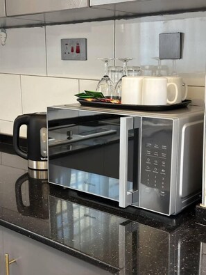 Appartement Luxe, balcon, vue ville | Cuisine privée | Micro-ondes, four, plaque de cuisson, bouilloire électrique