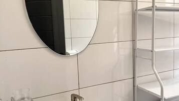 Departamento de lujo, balcón, vista a la ciudad | Baño | Amenidades de baño gratuitas, pantuflas, toallas, jabón
