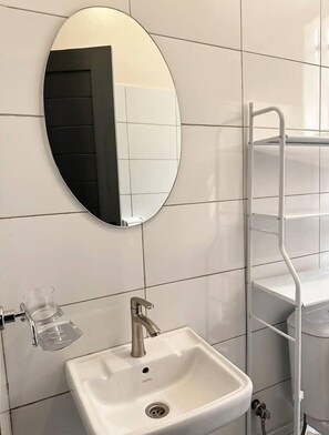 ลักซ์ชัวรี่อพาร์ทเมนท์, ระเบียง, วิวเมือง | ห้องน้ำ | ของใช้ในห้องน้ำฟรี, รองเท้าสวมภายในห้อง, ผ้าเช็ดตัว, สบู่