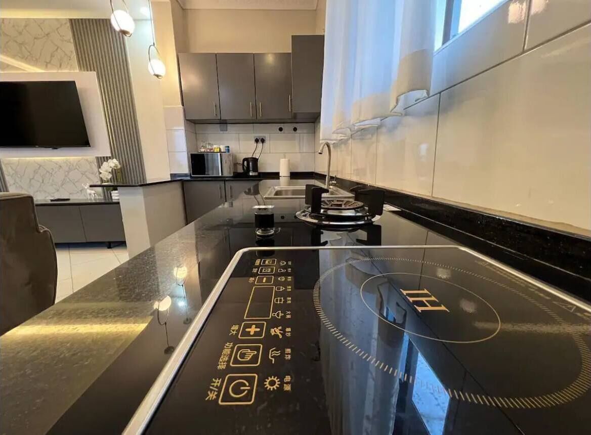 Departamento de lujo, balcón, vista a la ciudad | Área de sala de estar | Televisión de pantalla plana 