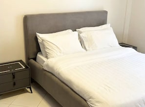Escritorio y espacio para trabajar con laptop