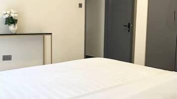 Departamento de lujo, balcón, vista a la ciudad | 1 habitación, escritorio y espacio para trabajar con laptop