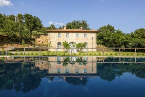 A stone building with a pool in front, surrounded by trees and greenery. - Beautiful Country House Villa Mezzavia With Private Pool in Costiglion Fiorentin (Castiglion Fiorentino)