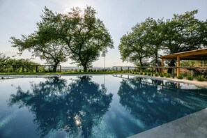 Villa | Alberca | Alberca techada y alberca al aire libre