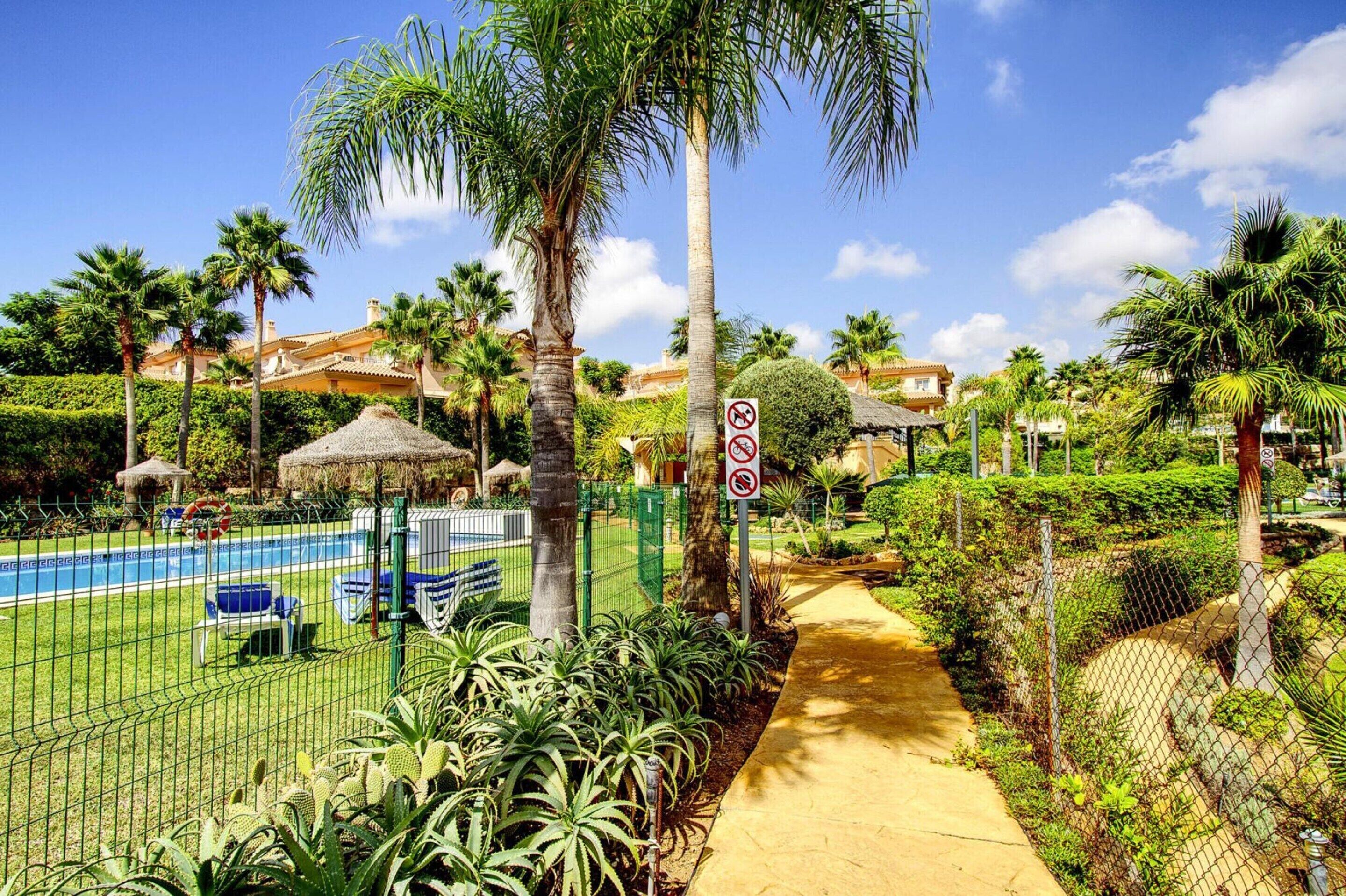 House | Pool