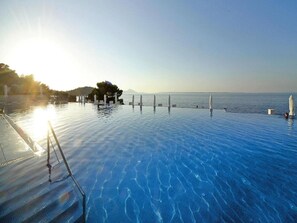 Apartamento | Piscina | Una piscina cubierta, una piscina al aire libre