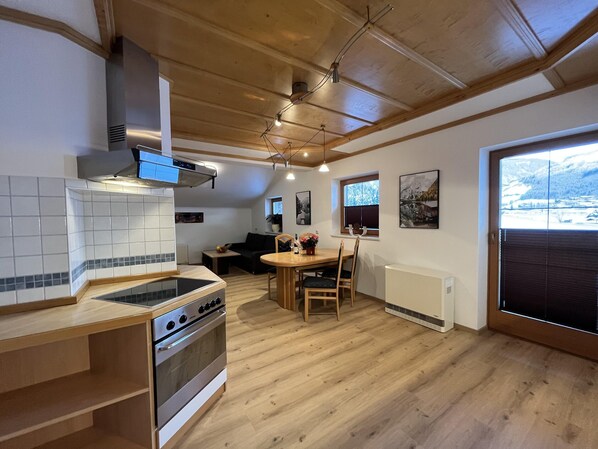 Appartement | Cuisine privée | Plaque de cuisson, bouilloire électrique, grille-pain, chaise haute