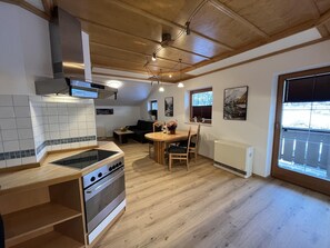 Lejlighed | Privat køkken | Kogeplade, elkedel, brødrister, højstol