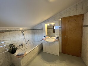 Leilighet | Bad | Hårføner og håndklær