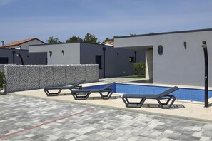 Vila | Piscina | Piscina interna, piscina externa