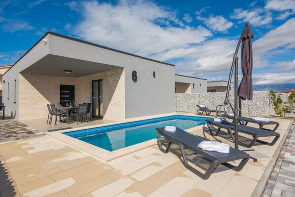 Villa | Piscina | Una piscina cubierta, una piscina al aire libre