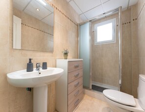 Apartment | Bathroom | Towels - Faro's Apartment in Los Boliches for 4 (Fuengirola)