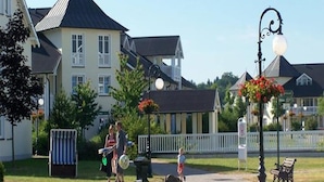 Ein Wohngebiet mit Häusern, einer Straßenlaterne und einer Bank.