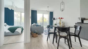 Departamento | 1 habitación, muebles diferentes y tabla de planchar con plancha