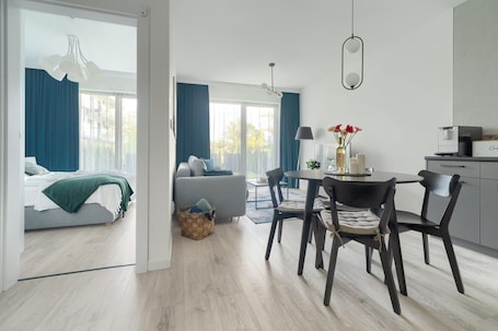 1 habitación, muebles diferentes y tabla de planchar con plancha