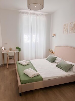 1 bedroom, desk, iron/ironing board, travel crib - Essence Apartment (Napoli)