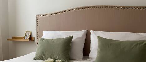 1 chambre, bureau, fer et planche à repasser, lit parapluie