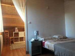 3 bedrooms, desk, bed sheets