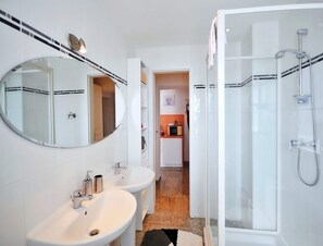 Apartment | Bathroom - Apartment With a Balcony Very Close to the Beach (Ustronie Morskie)