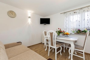 House | Dining - Holiday Home in Domyslow Near Kolczewo (gmina Wolin)