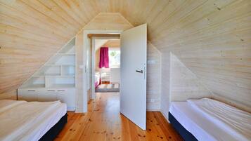 Nhà | 2 phòng ngủ, trang bị nội thất với thiết kế riêng biệt, bộ trải giường