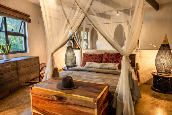 4 bedrooms, desk, WiFi, bed sheets