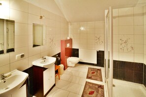 A bathroom with a sink, toilet, and shower. - Holiday Apartment in the Countryside, Biskupice (Biały Bór)