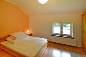 6 bedrooms, individually furnished, bed sheets - Holiday Apartment in the Countryside, Biskupice (Biały Bór)